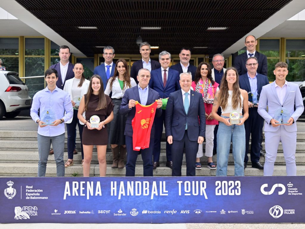 Foto de Familia de la Presentación del Arena Handball Tour 2023 en el CSD. 